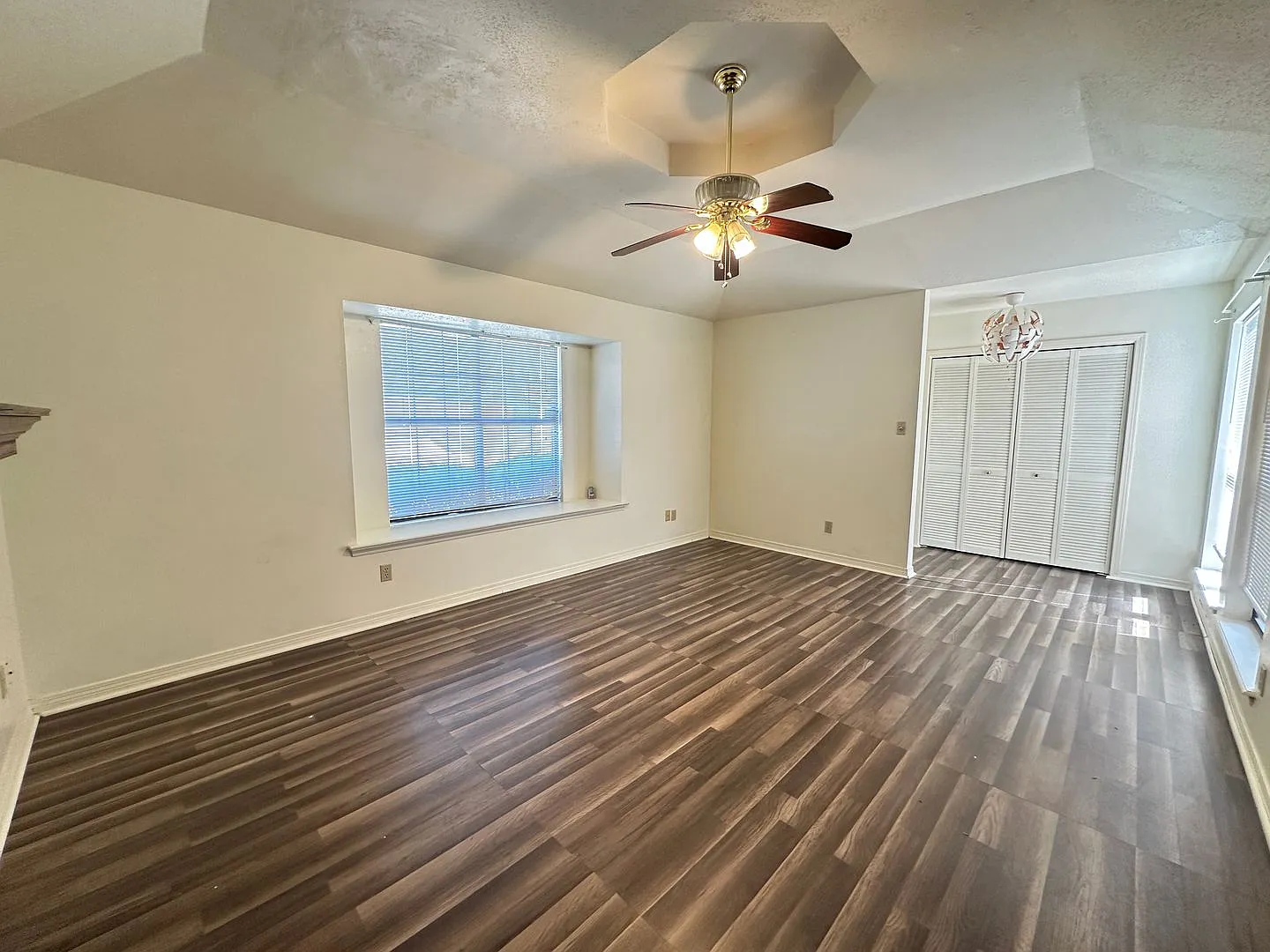 Southern Hills-Big Corner Lot-Nice Brick Home — Photo 3