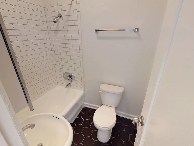 Kenmore Apartments...Newly Remodeled Gorgeous Apartment...Great Location! — Photo 5