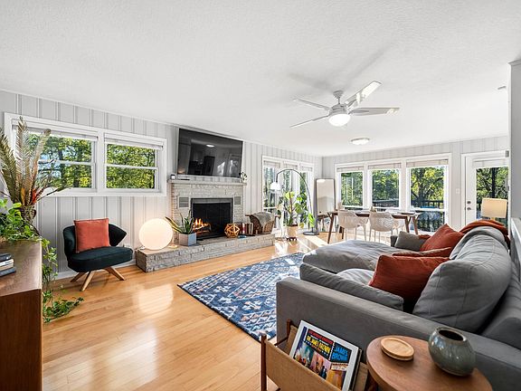 4th image of 128 Riverside Dr