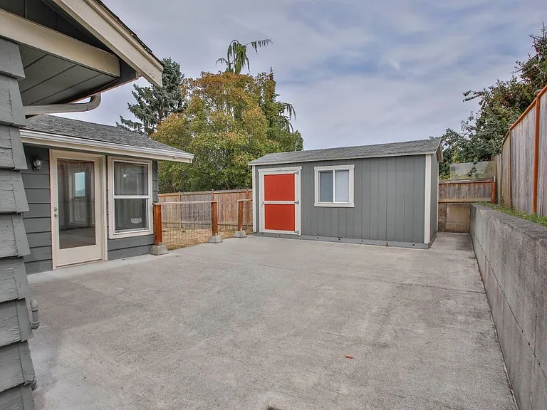 639 NE Otis St — Photo 24