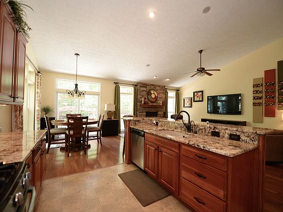 4th image of 901 Oak Hill Dr