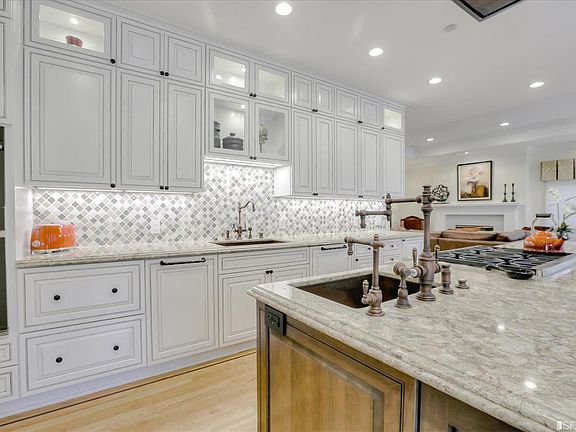 3rd image of 720 Chateau Dr