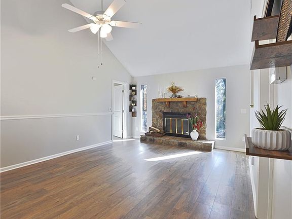 4th image of 736 Regina Ct