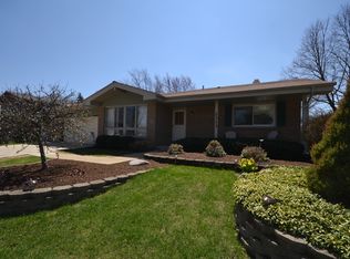 2313 Carriage Ln, Lindenhurst, IL 60046