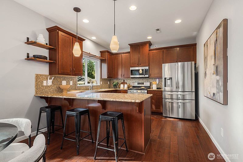 5th image of 1701 Queen Ct NE