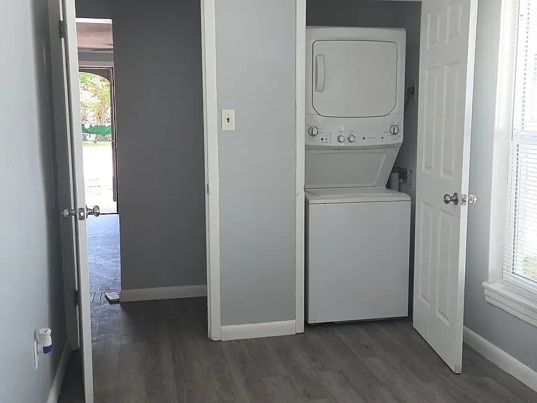 1311 Pine Ave — Photo 3
