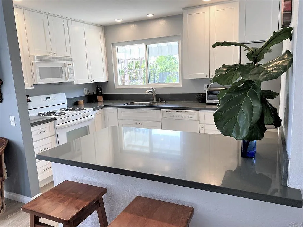 2 bed, 834 sqft, $3,100 — Photo 2