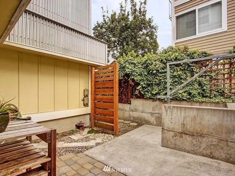 669 W Emerson St — Photo 12