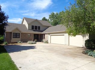 10215 E Hickory Ridge Dr, Rochelle, IL 61068
