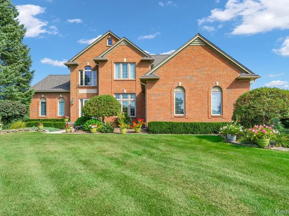 858 Woodside Ct, Lake Orion, MI 48359