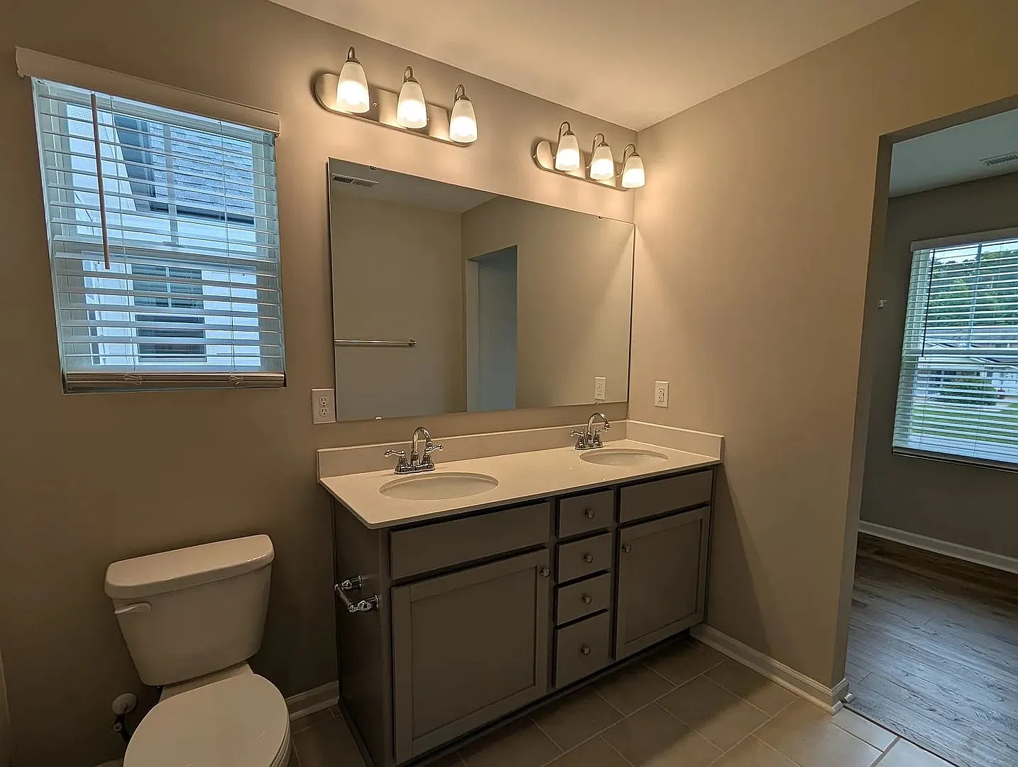 Room in 5 Bedroom Home at Reeves St — Photo 3