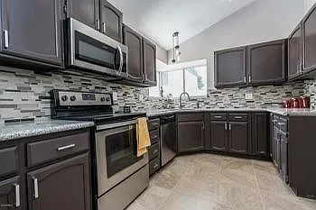 409 E Topeka Dr — Photo 3