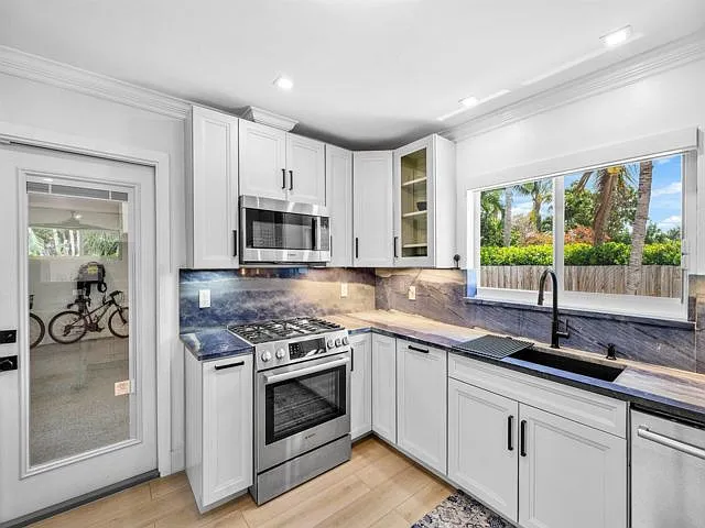 2866 SW 8th St — Photo 4