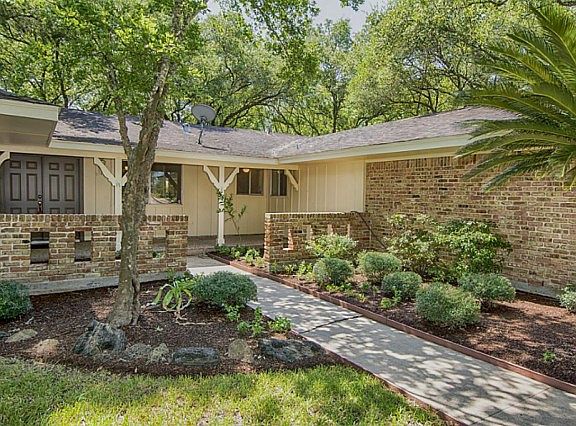 3rd image of 209 W Heritage Dr