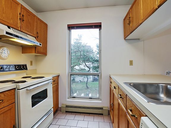 4th image of 42 Villa Dr #42
