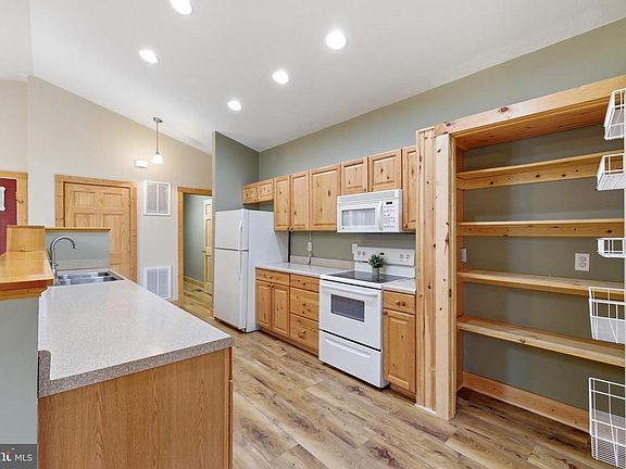 5th image of 86 Maple Ave