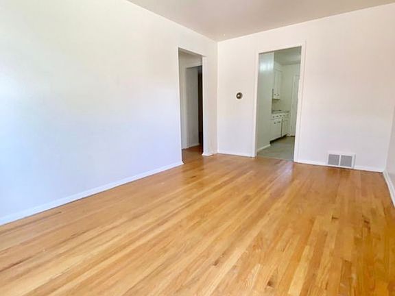 2nd image of 2466-2480 S York St #1B-1Ba-600Sqft