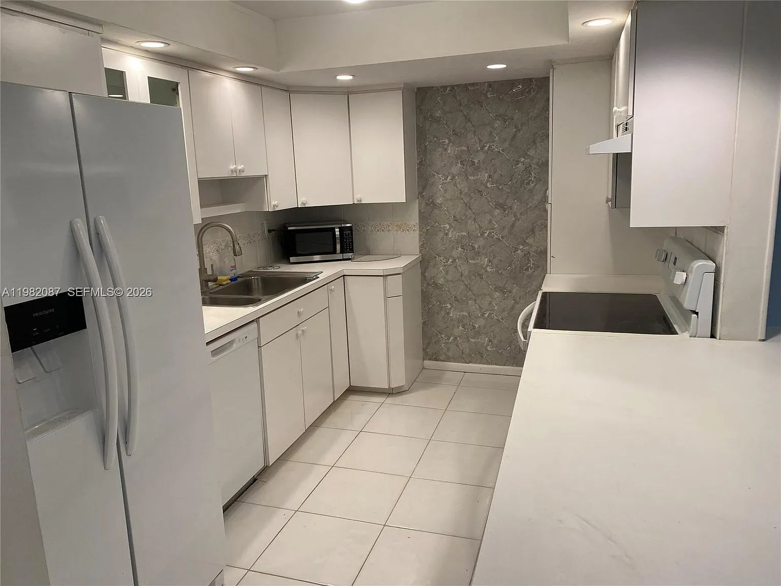 Desoto Park North Condo — Photo 2