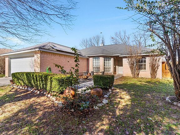 3rd image of 409 Huddleston Ct