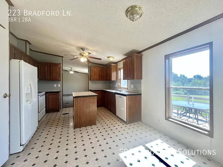 223 Bradford Ln — Photo 19