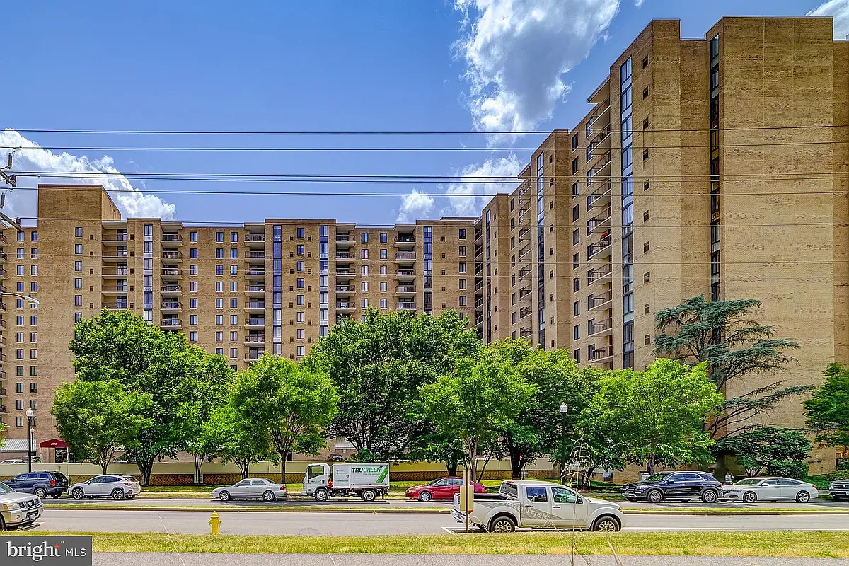 Building Photo - 4500 S Four Mile Run Dr #123