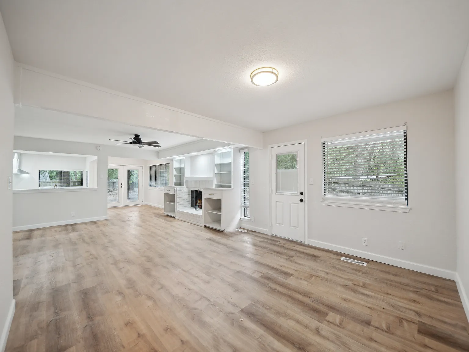 5 bed, 2.5 bath, 3446 sqft, $3,450 — Photo 2