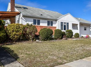 65 Sylvia Ln #65, Plainview, NY 11803