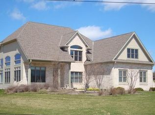 W274N8865 Meadow Ridge Dr, Hartland, WI 53029