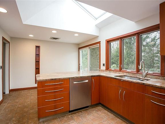 4th image of 4 Bayberry Ln