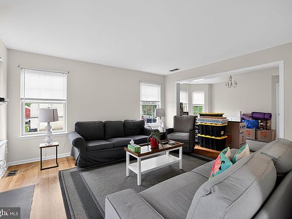 5th image of 137 Sugarbush Dr