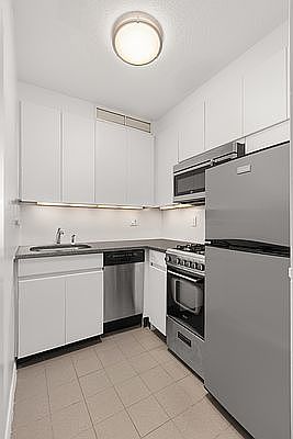 4th image of 520 E 81st St APT 3E