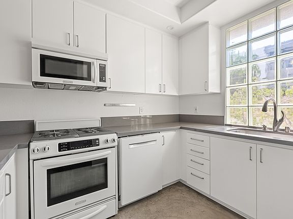 5th image of 1131 N Formosa Ave #5