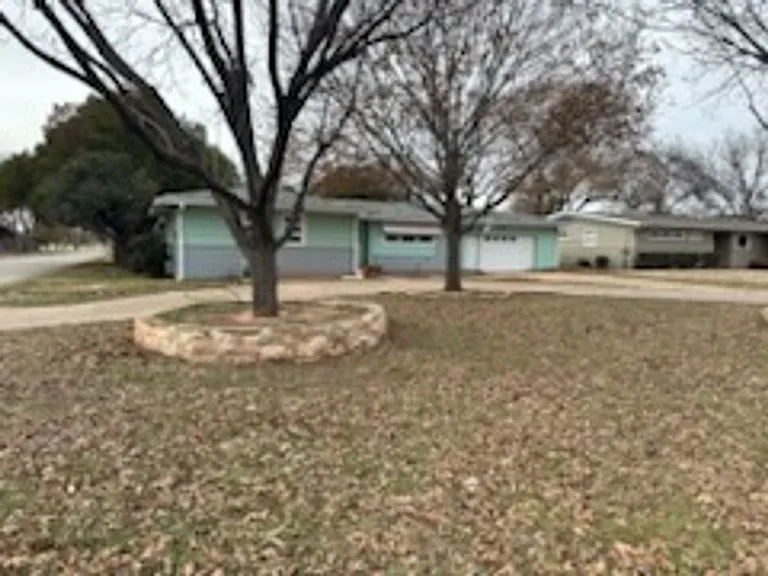 4616 Lake Park Dr — Photo 2