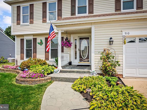4th image of 910 Bergen Ct
