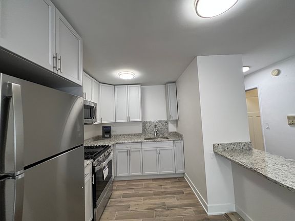 5th image of 2401 W Balmoral Ave APT 2C