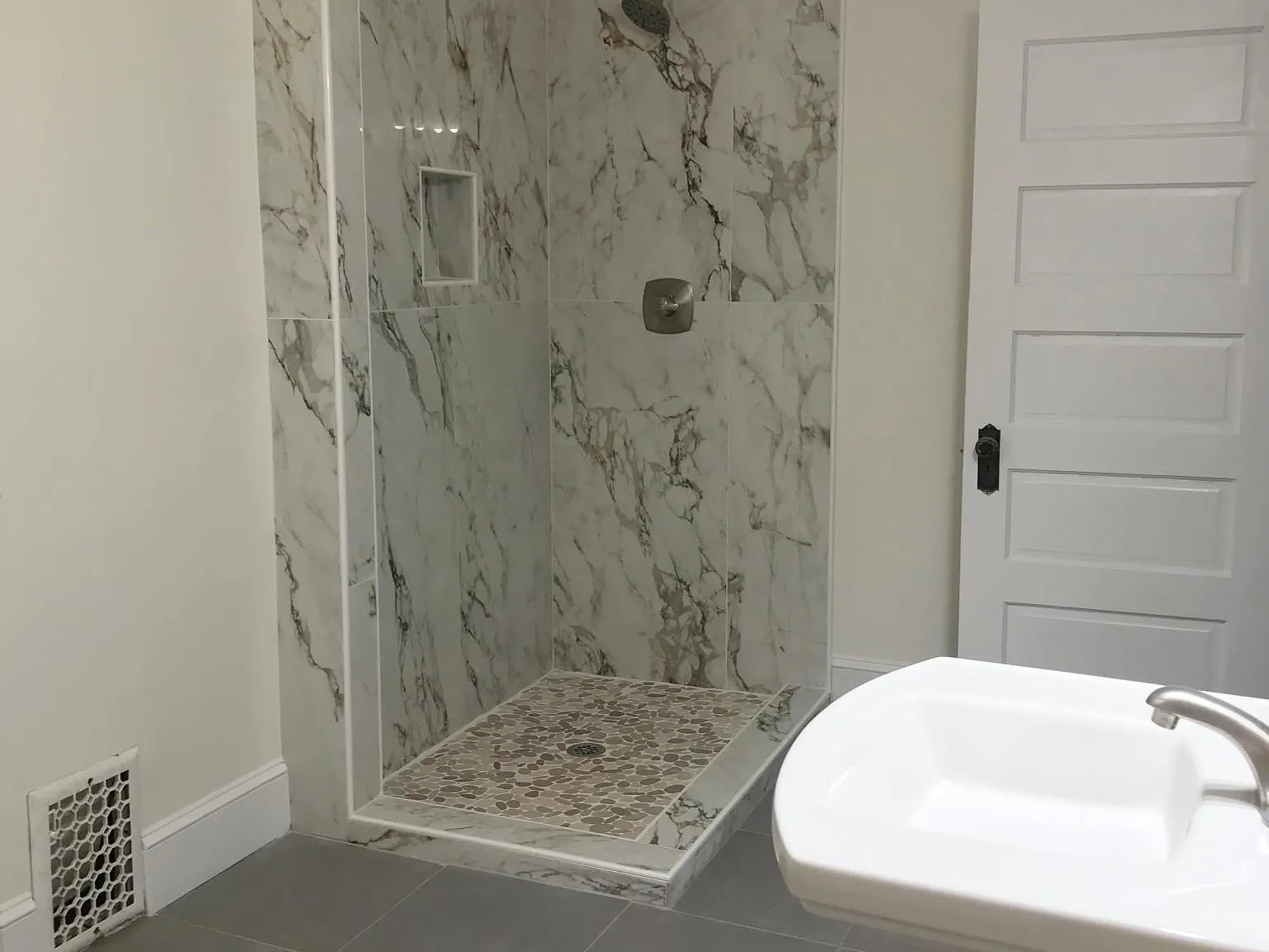 4 bed, 1.5 bath, 2300 sqft, $2,400 — Photo 4