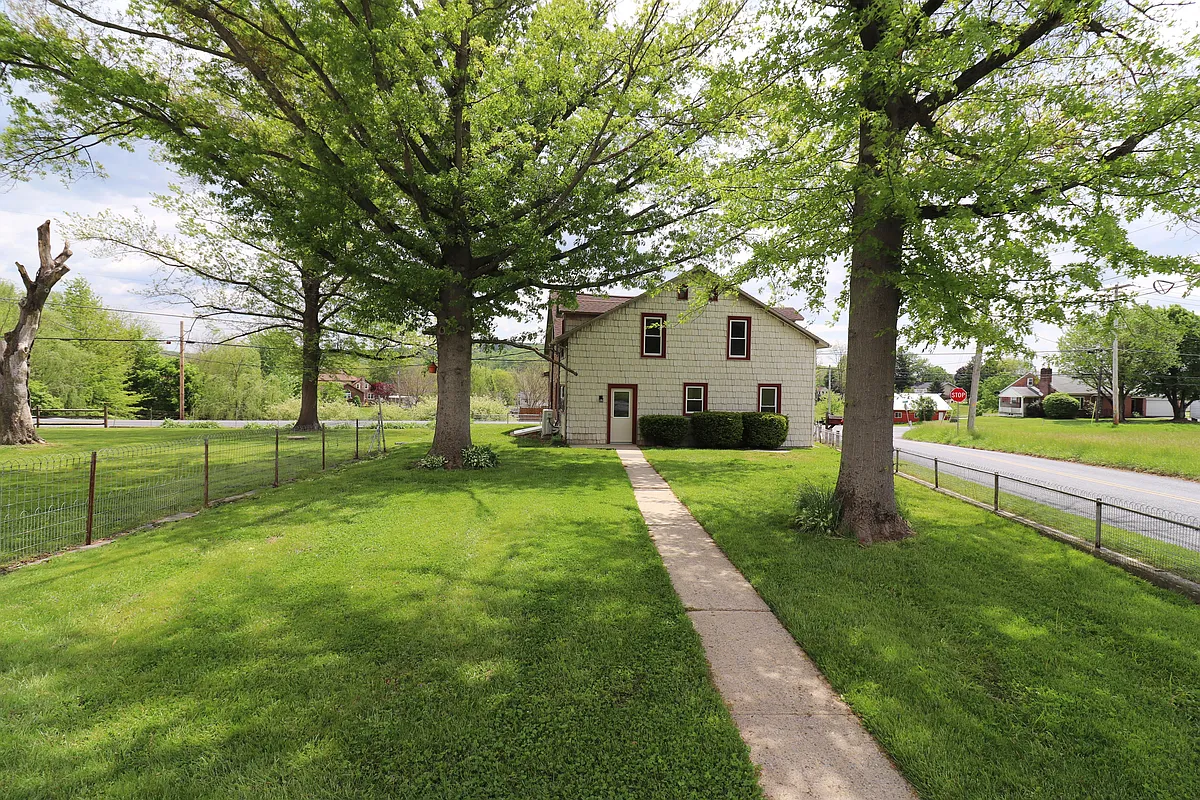 Building Photo - 985 S Ridge Rd