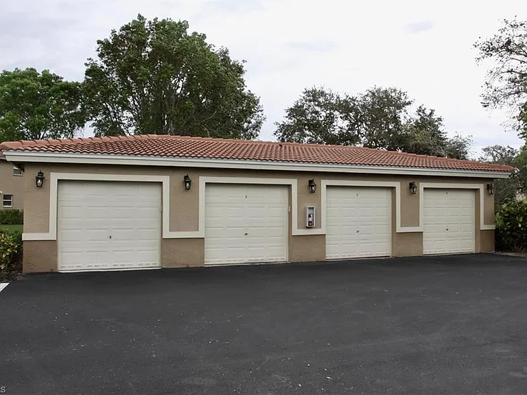 6920 Huntington Lakes Cir #103 — Photo 15