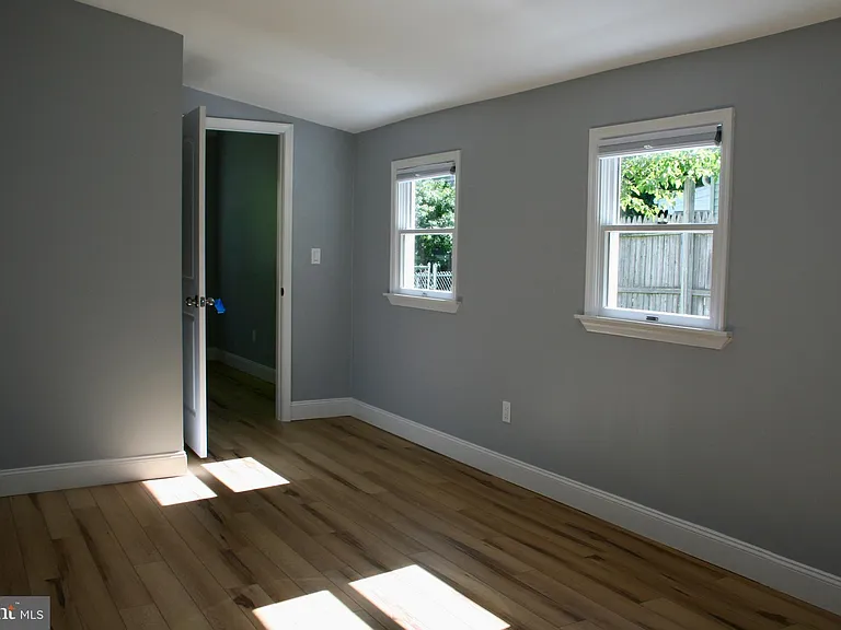 124 Stratford Ave — Photo 18