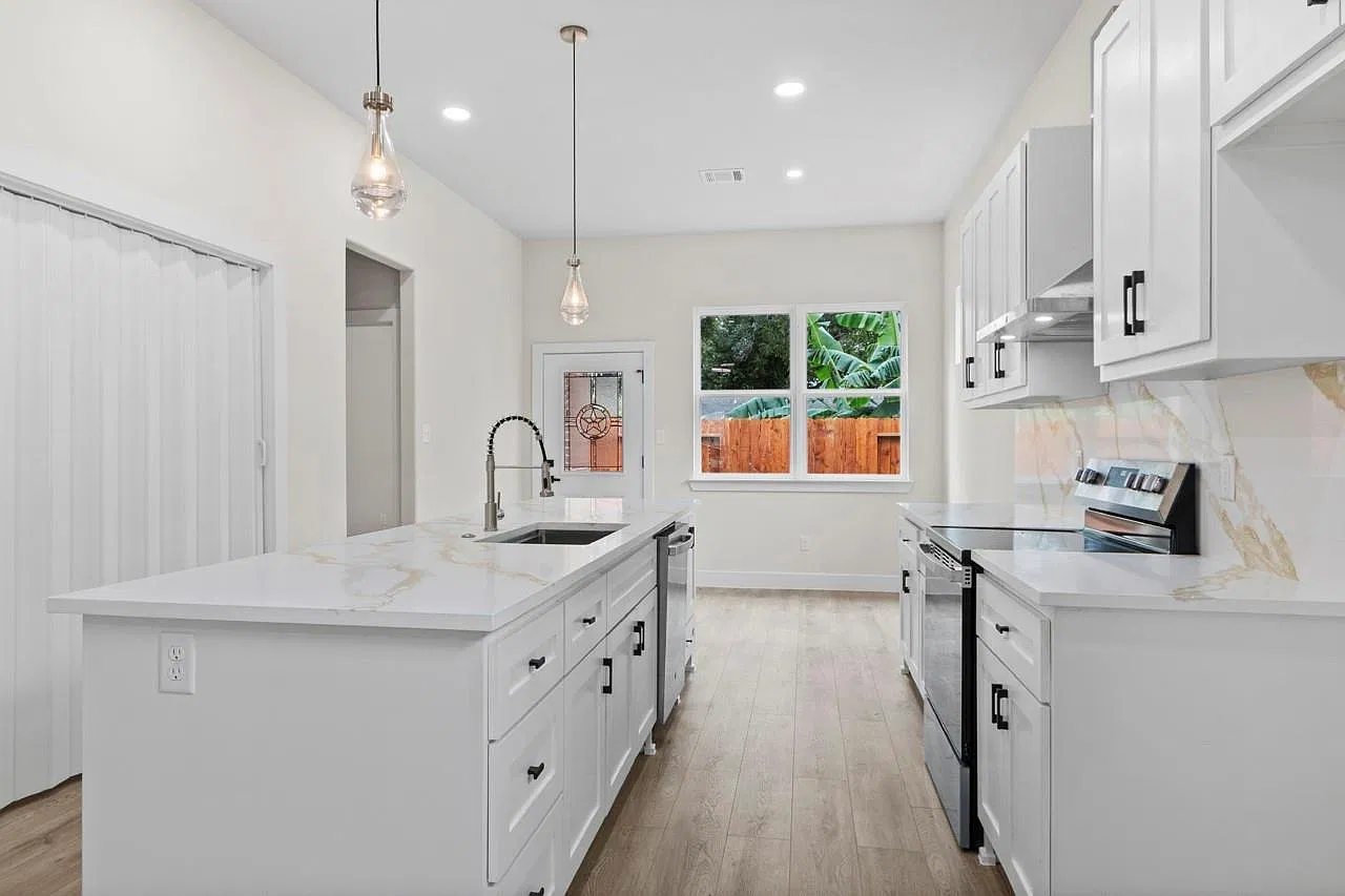 3 bed, 2.0 bath, 1395 sqft, $1,995 — Photo 4