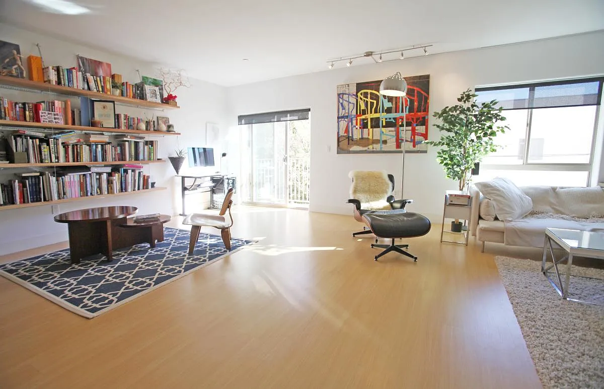 Large open living room, facing quiet and private greens on b - 5232 Satsuma Ave #202