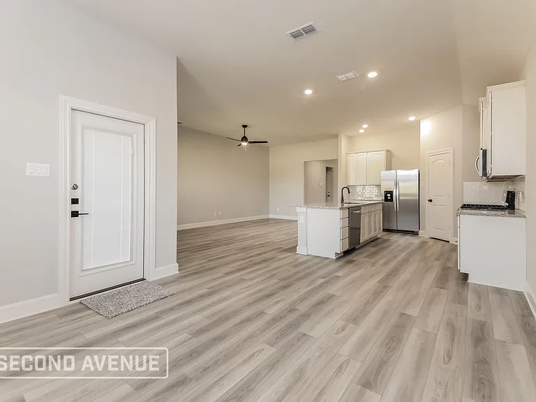 2121 Meadow Dr — Photo 2