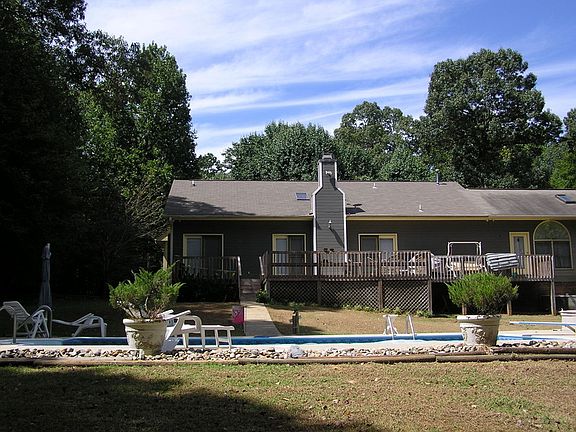 Back
						:
						Overlooking swimming pool