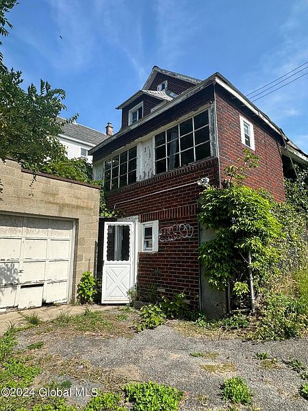 5th image of 946 Davis Terrace
