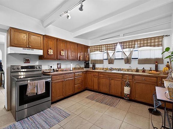 2nd image of 2015 Clarice Cir