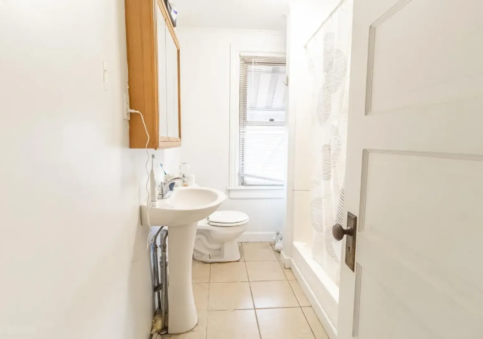 729 Mclance - Large 6 Bedroom Home — Photo 4