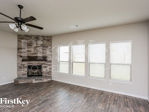 3rd image of 1572 Country Crest Dr