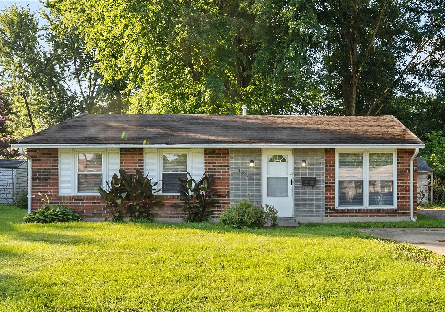 Awesome 3 Bedroom Home in Newburg — Photo 2