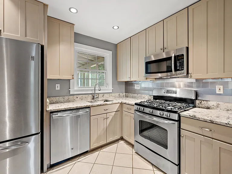 3017 S Hill St — Photo 8