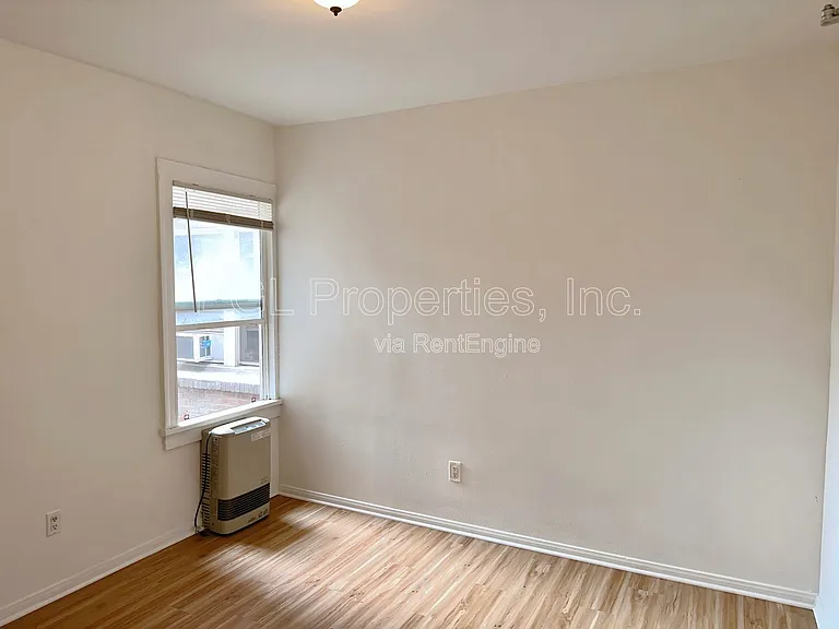 445 Western — Photo 7